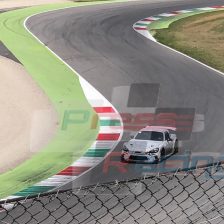 Abarth 124 camuffata in azione al Mugello: evoluzione del Trofeo o GT4?