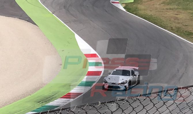 Abarth 124 camuffata in azione al Mugello: evoluzione del Trofeo o GT4?