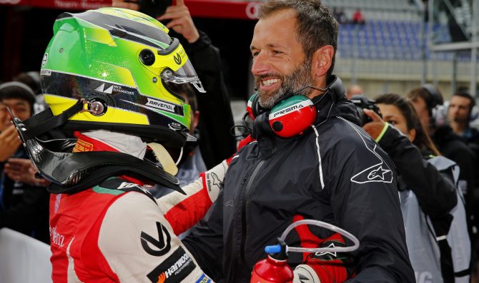 Schumacher vince ancora ed allunga
