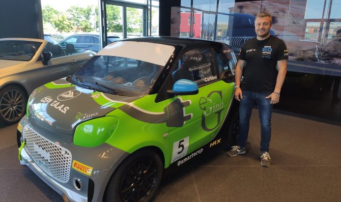 Gianluca Carboni sale sulla E-Gino nella smart e-cup 2020