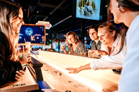Bowling, jeux, cocktails… le temple du fun Hall U Need débarque à Carré Sénart ! 巴黎南郊全新娱乐美食乐园，5000㎡玩乐空间等你来解锁！
