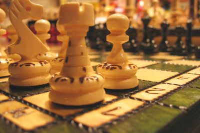 Echiquiers en libre service et tournois d'échecs gratuits 巴黎来了！来卢森堡公园免费下棋，随时加入友谊赛，享受头脑风暴和户外乐趣！