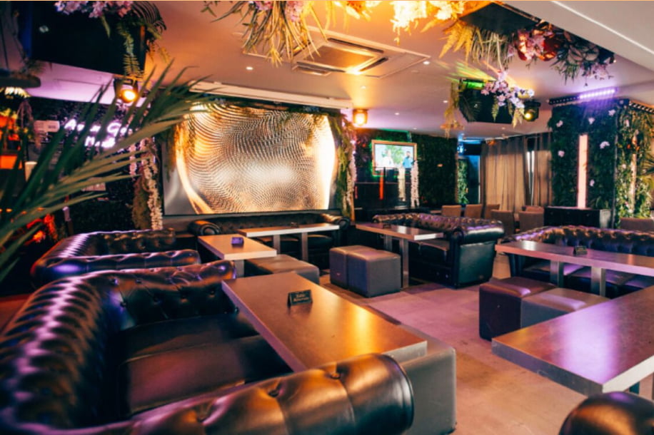 Dîner, spectacle, clubbing, la soirée en trois actes au Tout Le Monde en Parle 巴黎来了！一场魔术、歌声与派对交织的屋顶夜晚，等你来嗨翻天！