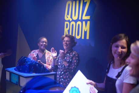 Quiz et blindtests comme sur un plateau de télévision avec Quiz Room！巴黎来了！快来体验沉浸式电视闯关，和朋友一起嗨翻全场！