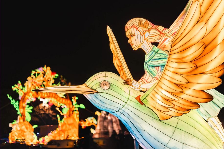 Dragons, aurores boréales et lanternes géantes : cap sur l’Odyssée Lumineuse 巴黎来了！冬夜里的童话灯光奇遇，快来感受千盏灯笼点亮的魔法世界吧！