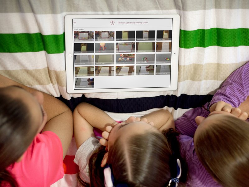 three-little-girls-using-an-ipad-pro-in-their-room-mockup-a12996.png