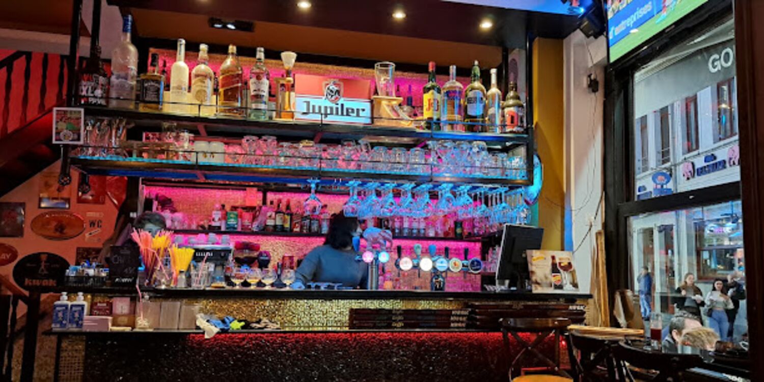 Golden Bar Réserver & Privatiser en Ligne Privateaser