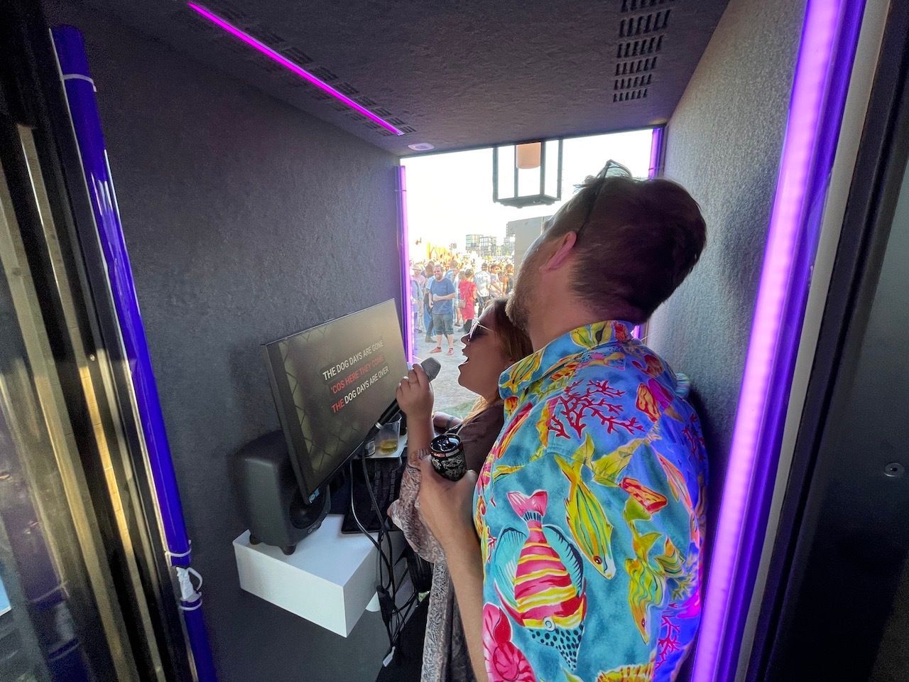 ¿Qué es una cabina de karaoke?