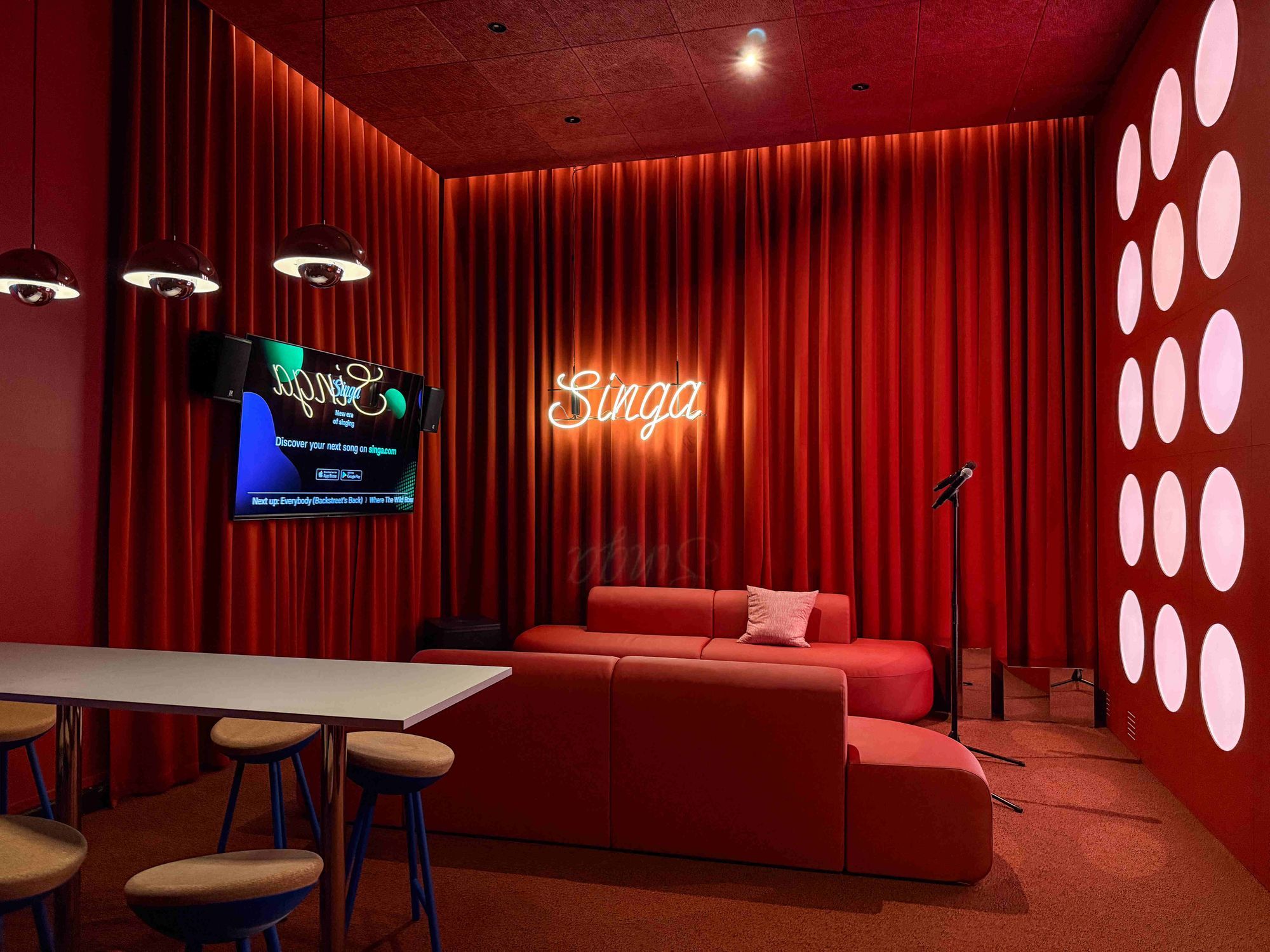 Singa-Karaoke-Showroom, Barbereich, Sofas und großer Bildschirm.