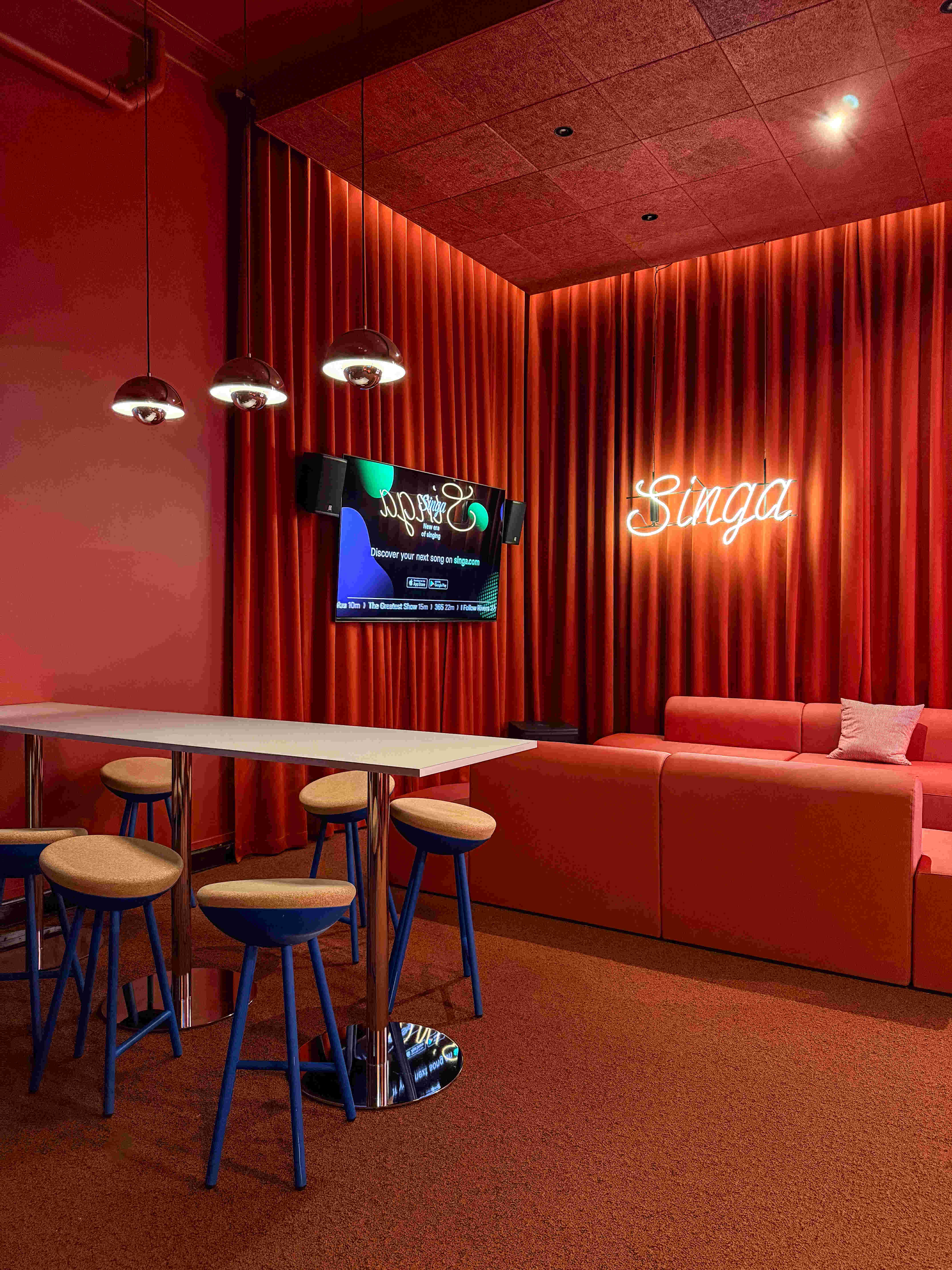 Singa-Karaoke-Showroom, Barbereich, Sofas und großer Bildschirm