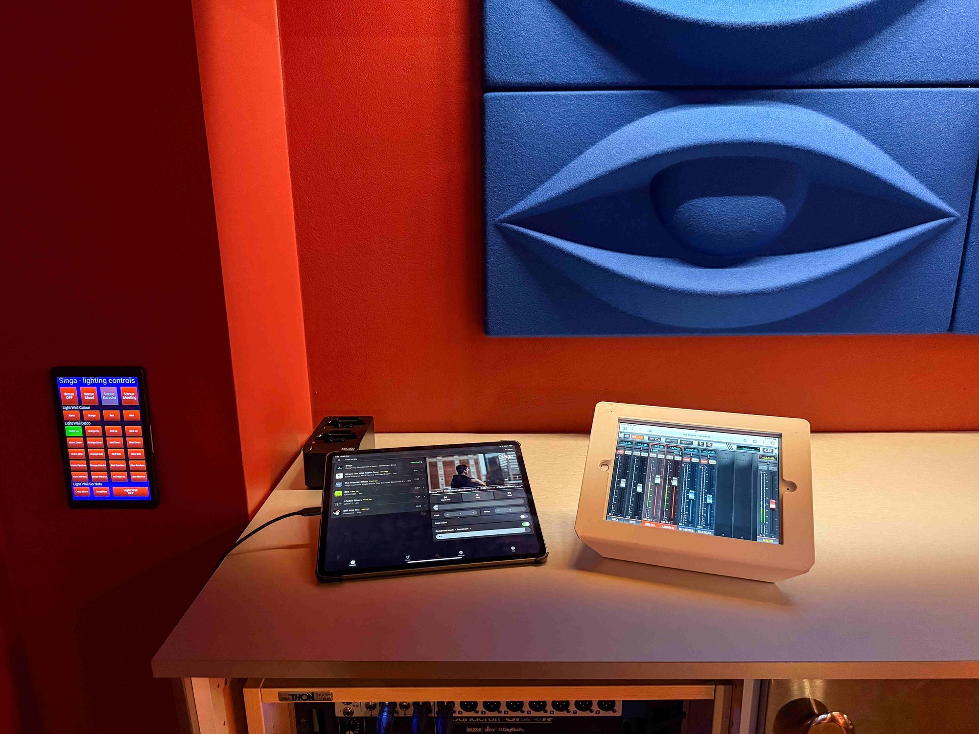 Singa-Showroom: iPad Air 13 als Singa-Karaoke-Player und iPad Air 11 als Mischpult-Controller.