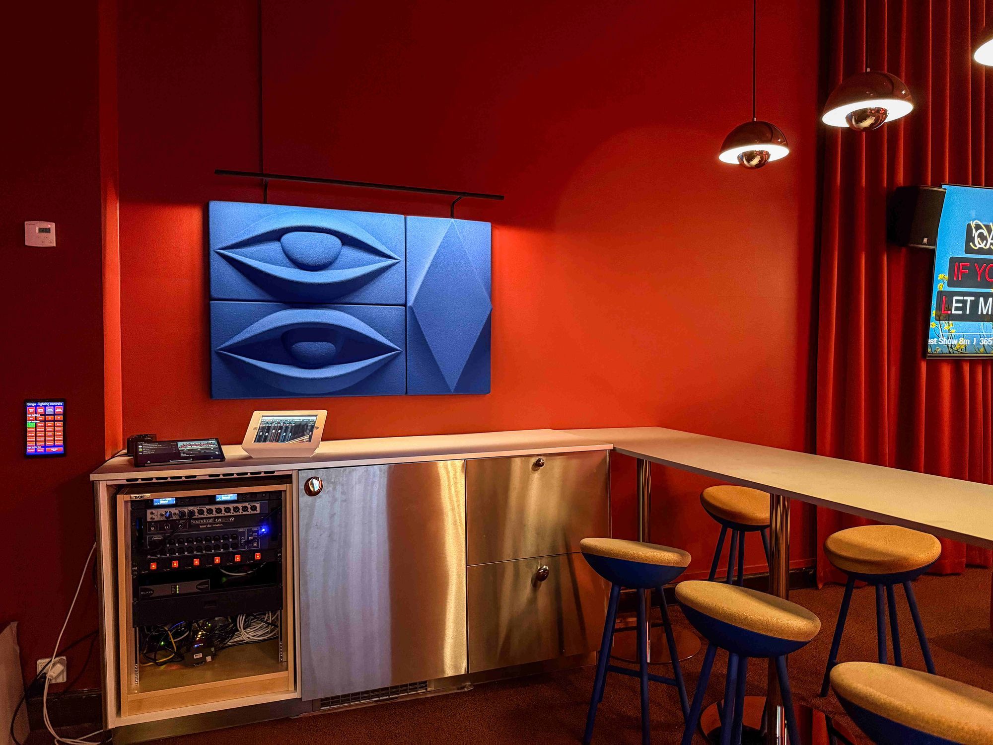 Barhocker, Minibar, Mischpult und iPads im Singa-Karaoke-Showroom.