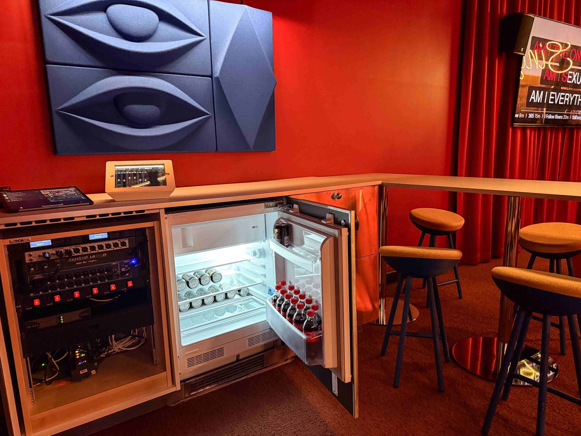 Barhocker, Minibar, Mischpult und iPads im Singa-Karaoke-Showroom.
