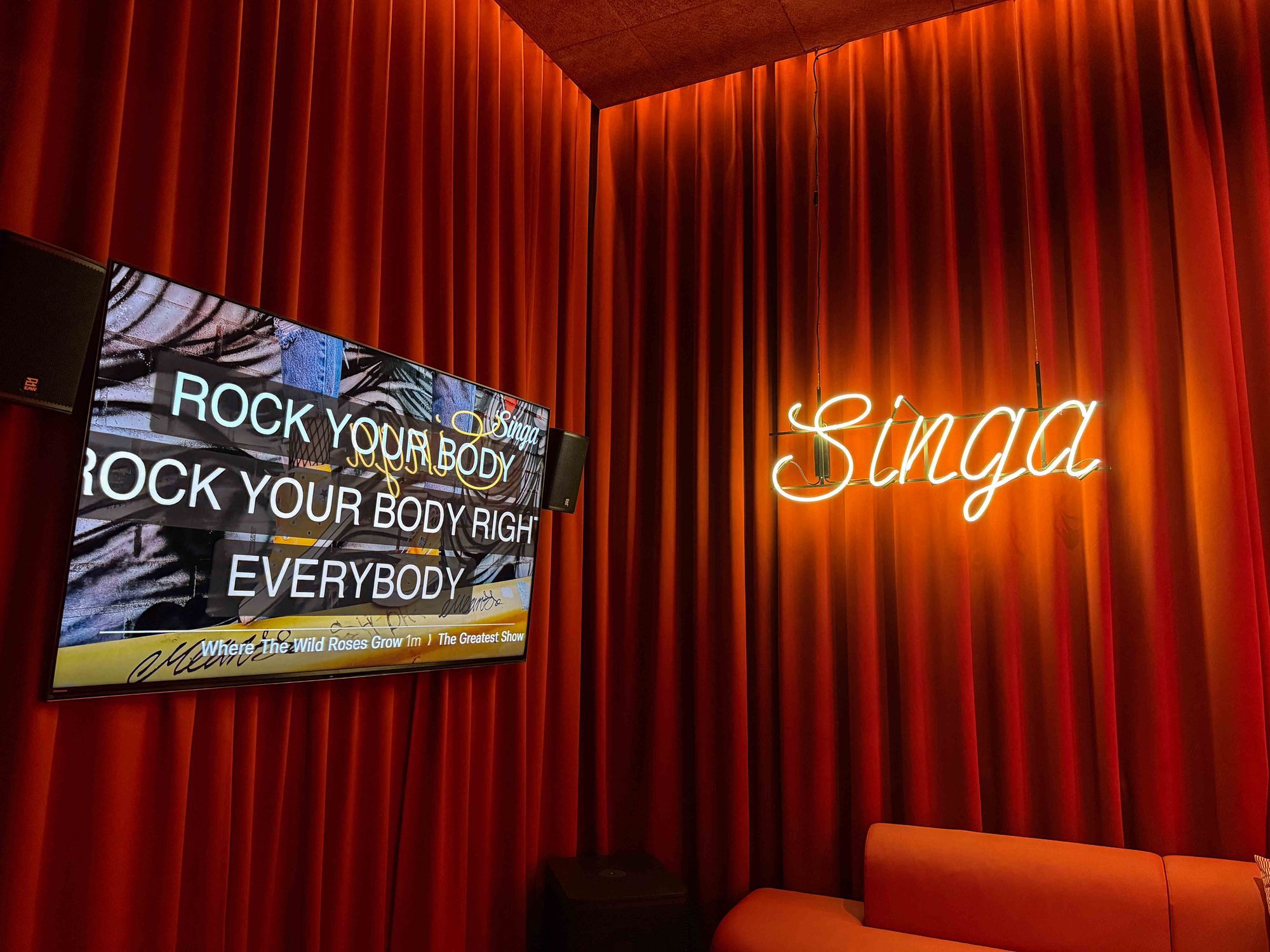 Karaoke-Raum mit einem großen Bildschirm und Singa-Beleuchtung