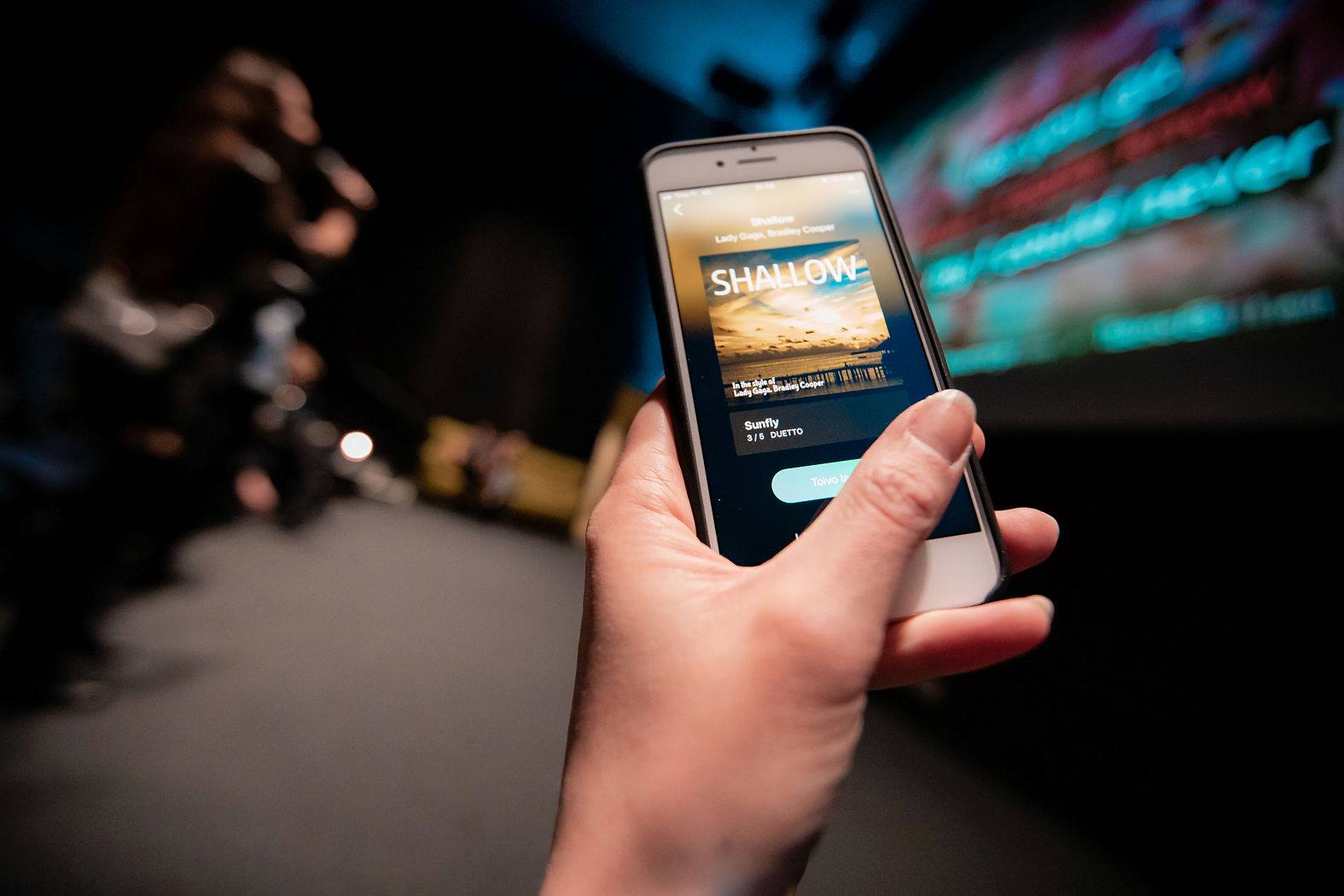 Besucher:innen können mit der Singa-App ganz einfach von ihrem Platz aus Songs durchsuchen und in die Warteschlange stellen.