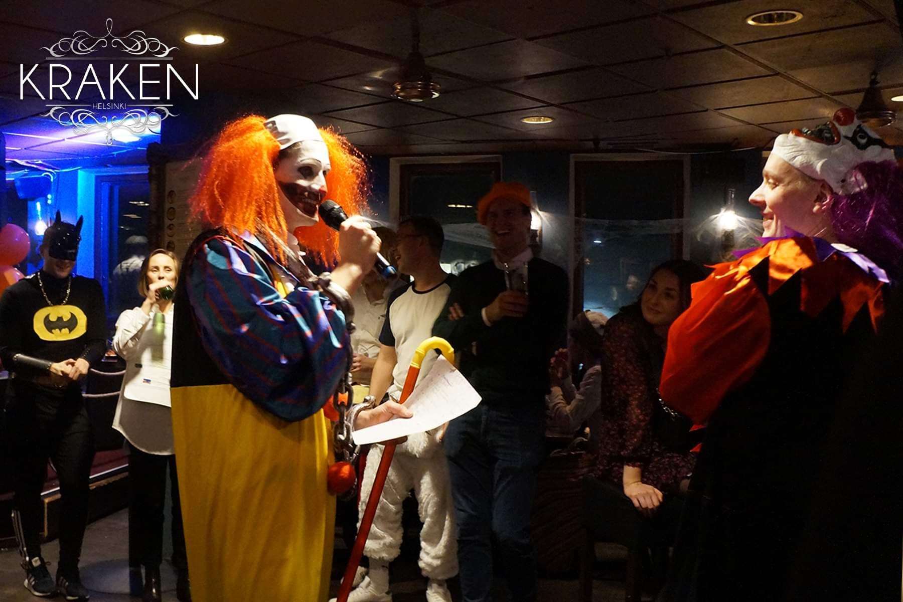 Karaoke trifft auf Halloween in der Kraken Bar.