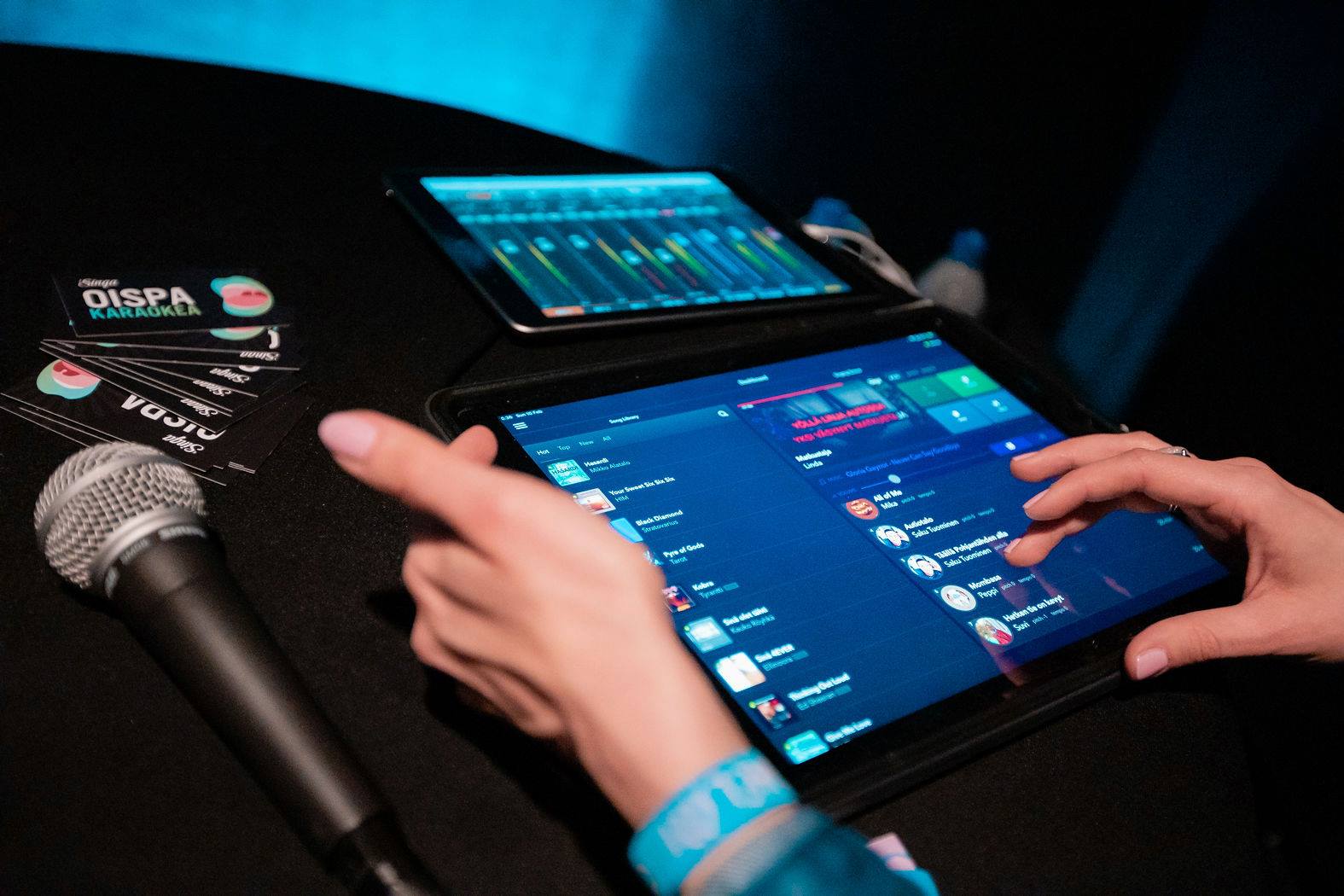 Nie wieder Warteschlangen am Mikro: Automatisiere deine Karaoke-Abende mit Selbstbedienungskaraoke