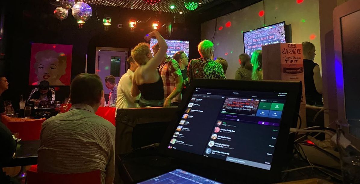 Eine Selbstbedienungskaraoke-Party.