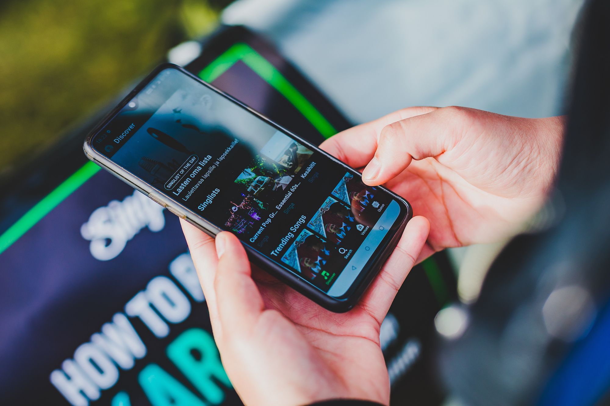 Besucher:innen können ganz einfach Songs auf der Singa Discovery Stations durchsuchen.