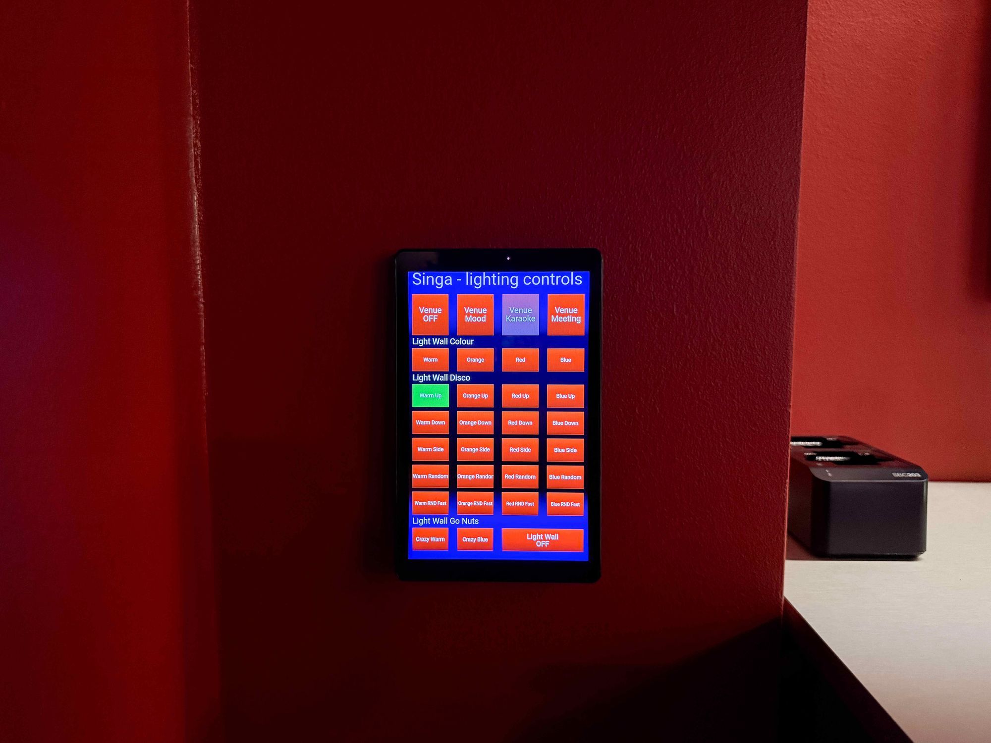 Der Singa-Showroom verfügt über einen Bildschirm mit individuellen Beleuchtungsoptionen.