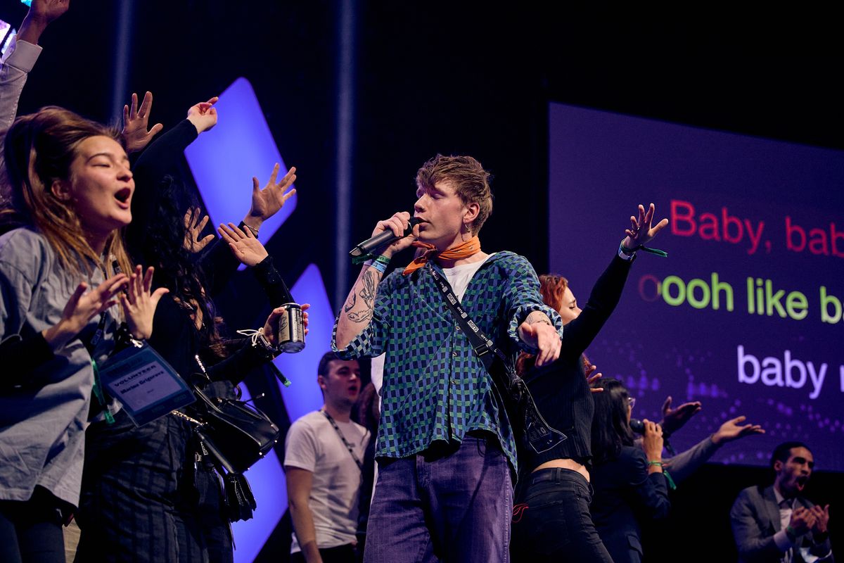 Background music in karaoke venues: when to use it and how Singa makes it simple