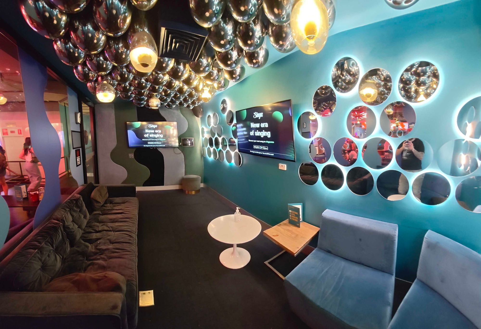 Die perfekte Atmosphäre für deinen Karaoke-Raum: Einfache Tipps für eine tolle Stimmung.