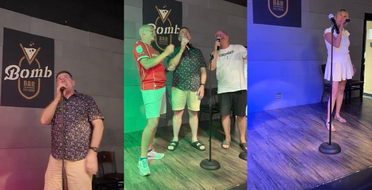 People singing on the stage in RollhHouse Mentor