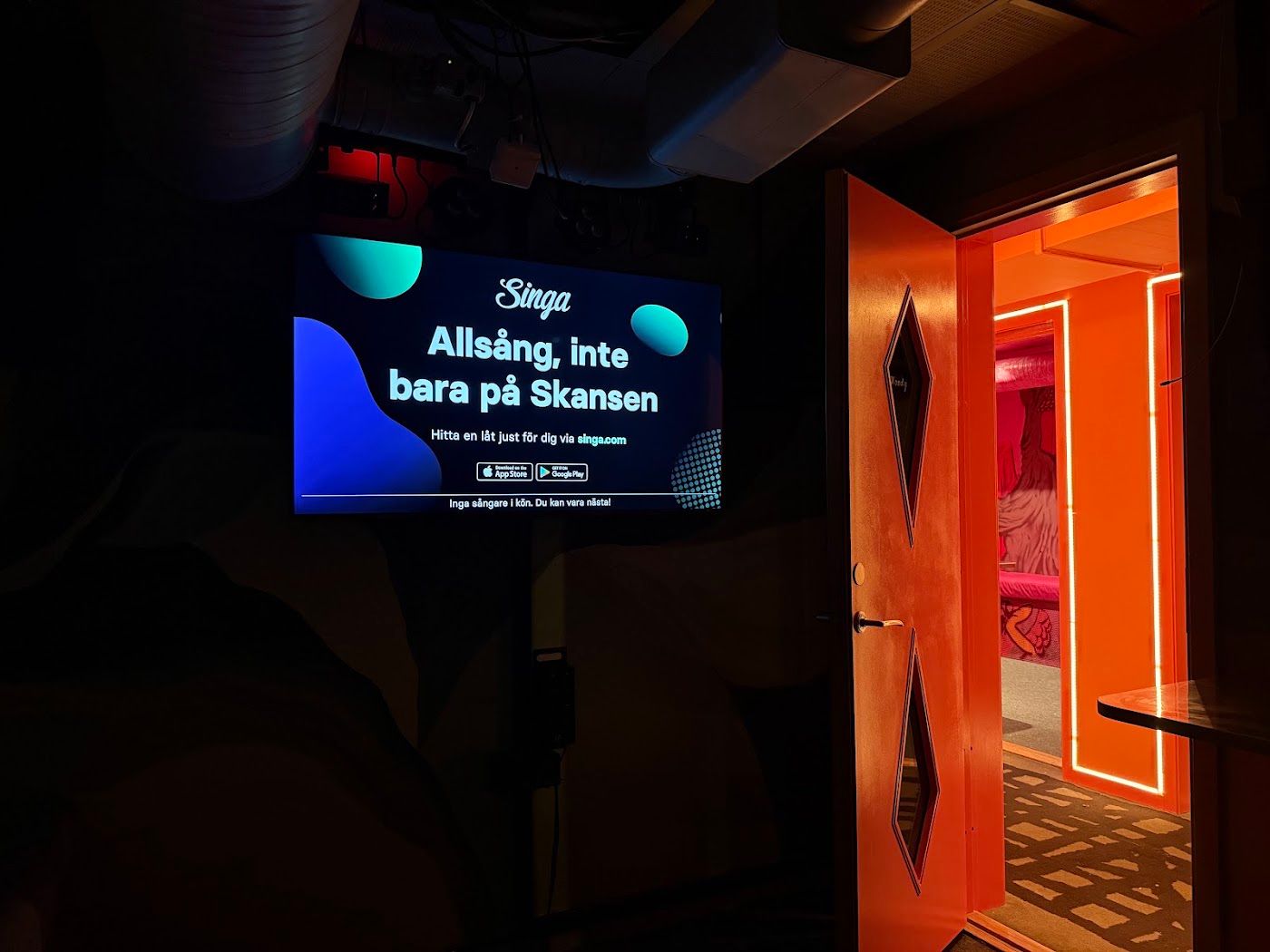 The Singa Business karaoke software on the song-selection screen inside a Sångfågeln private room