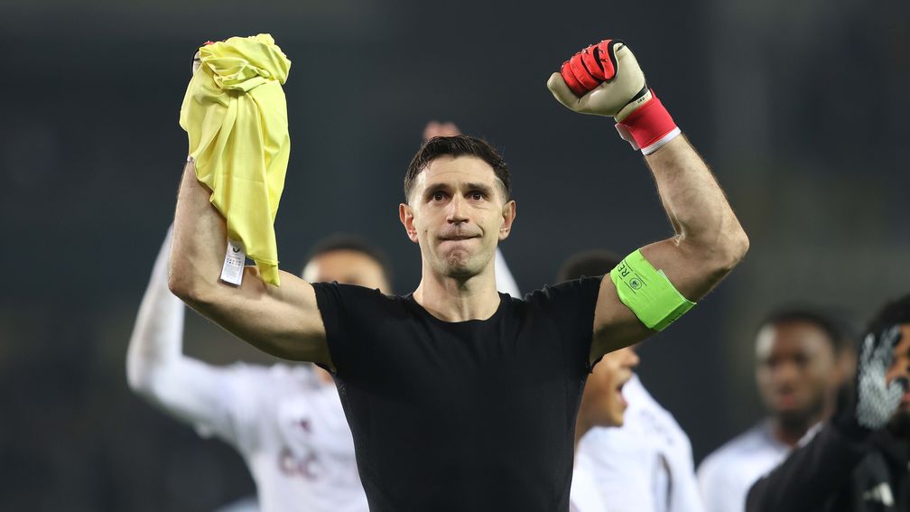 Phản xạ xuất thần của Emiliano Martinez mang lại sự an tâm tuyệt đối - Cầu thủ vàng bảo vệ Colombia và Vương quốc Anh Phản xạ xuất thần của Emiliano Martinez mang lại sự an tâm tuyệt đối - Cầu thủ vàng bảo vệ Colombia và Vương quốc Anh