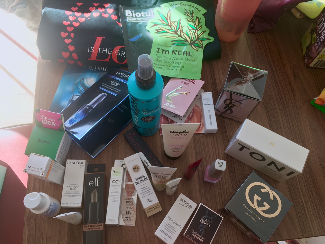 道格拉斯情人节活动买了三瓶香水得了一堆赠品！