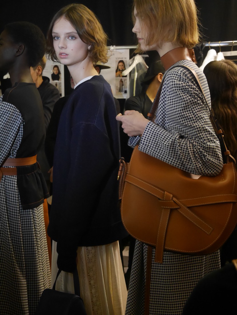 巴黎|在LOEWE秀场后台被疯狂种草New gate包👜