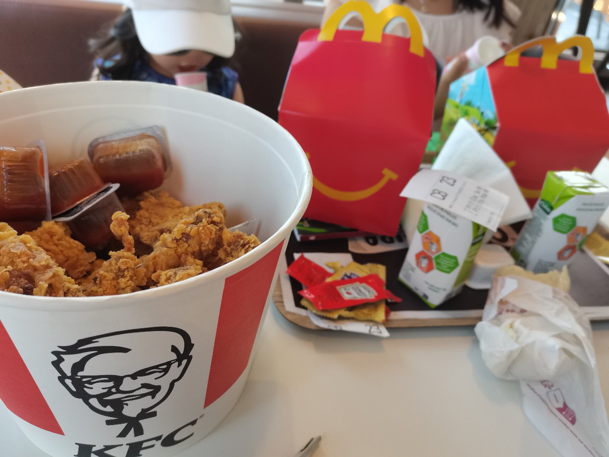 在MacDonald吃KFC
