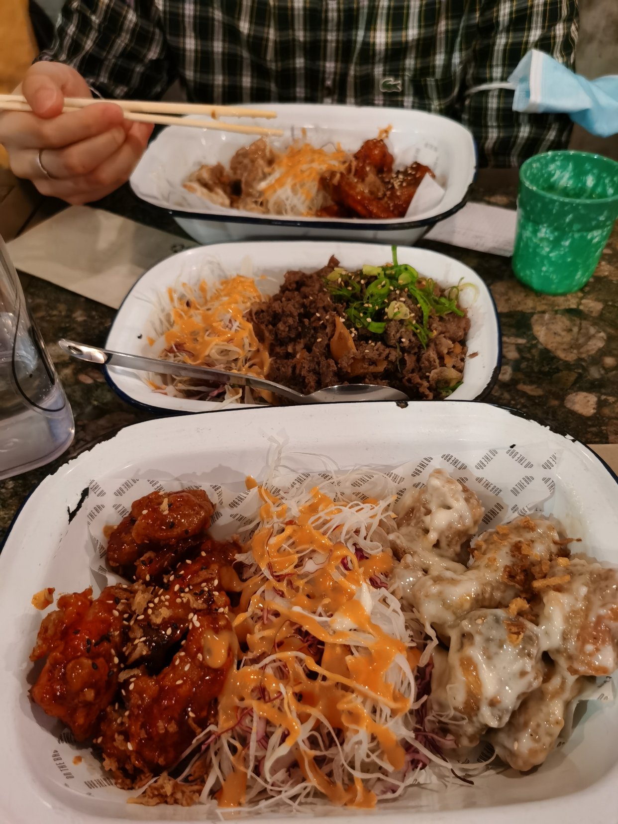 出国了，可能是在韩国