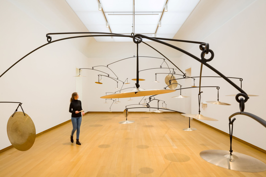 Zaalbeeld met een vrouw die rondloopt