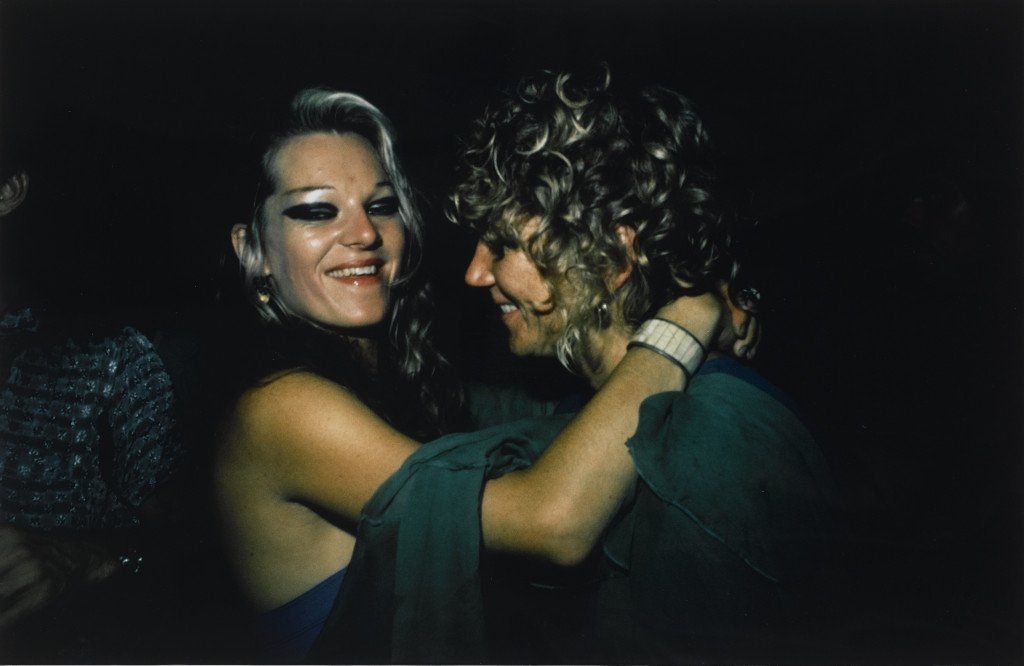 Nan Goldin, Cookie and Sharon Dancing in The Back Room. Provincetown, MA, 1976, 1976. Collectie Stedelijk Museum Amsterdam. 