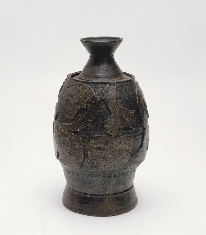 Peter Voulkos, Dekselpot / Container with Lid, ca. 1956, geglazuurd steengoed, 68 x ø 38 cm, Stedelijk Museum, Amsterdam.