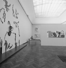Zaaloverzicht tentoonstelling Betty Woodman, Stedelijk Museum, 1996, met geheel achteraan, boven, Drawing #7, 1995, gemengde techniek op papier, 188 x 127 cm (vier delen, elk 93,5 x 63,5 cm), Stedelijk Museum, Amsterdam, schenking kunstenaar.