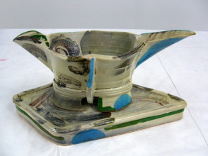 Betty Woodman, soepterrine, ca. 1989, geglazuurde keramiek, 26 x 53 x 37 cm (terrine incl. plateau), Stedelijk Museum, Amsterdam, schenking kunstenaar.