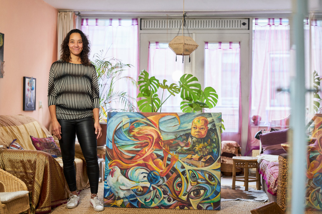 Surina Baag met het werk 'Rasta Morning' van Armand Baag uit 1980. Collectie Stedelijk Museum Amsterdam. Foto: Tomek Dersu Aaron