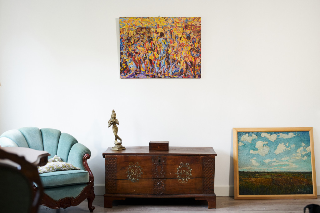 De werken van Quintus Jan Telting (l) en Govert Jan Telting in de huiskamer van (klein)dochter Christine Telting. Foto: Tomek Dersu Aaron.