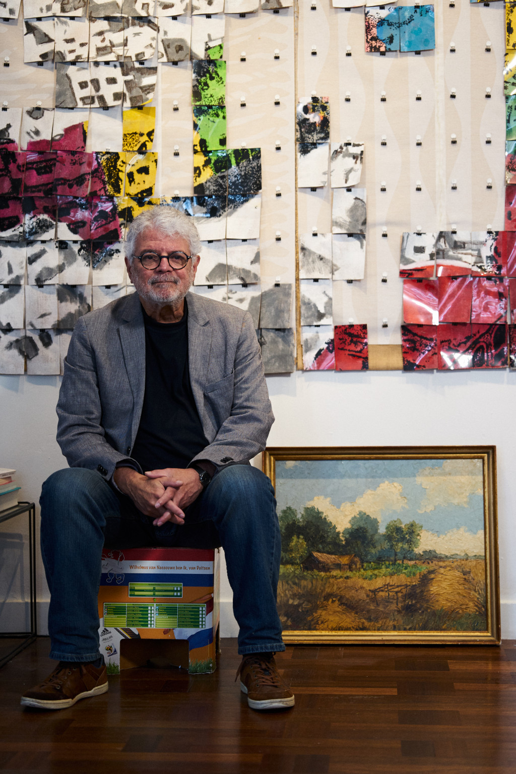 Kenneth Beeker naast het werk 'Rijst, Wittie Boitie, De Goede Verwachting' (jaar onbekend) van kunstenaar Wim Bos Verschuur.