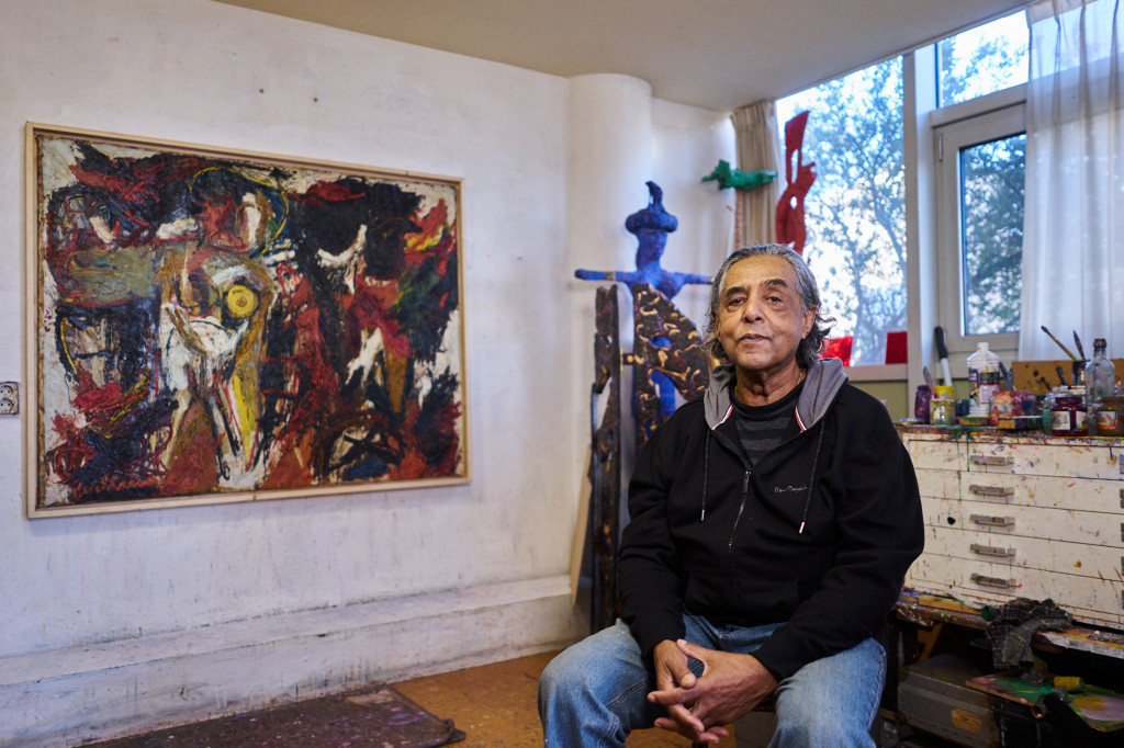 Kunstenaar Guillaume Lo-A-Njoe in zijn atelier. Foto: Tomek Dersu Aaron.