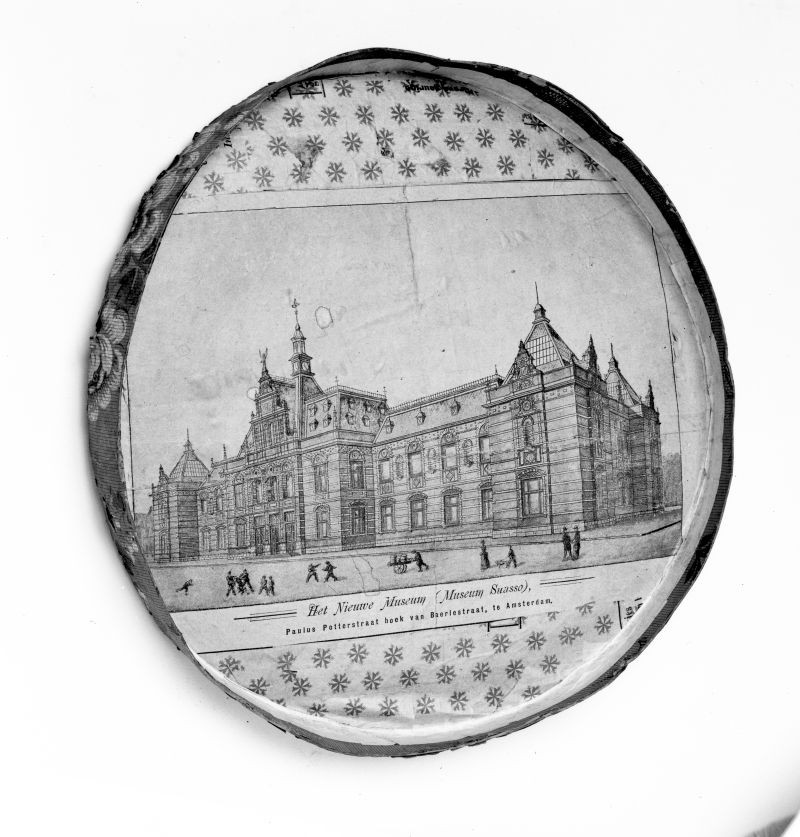 Dezelfde deksel van hoedendoos met opgeplakte reproductie van een tekening van het geplande Stedelijk Museum, ca. 1893 schenking H.F. Roman jr., Leiden, 1957.