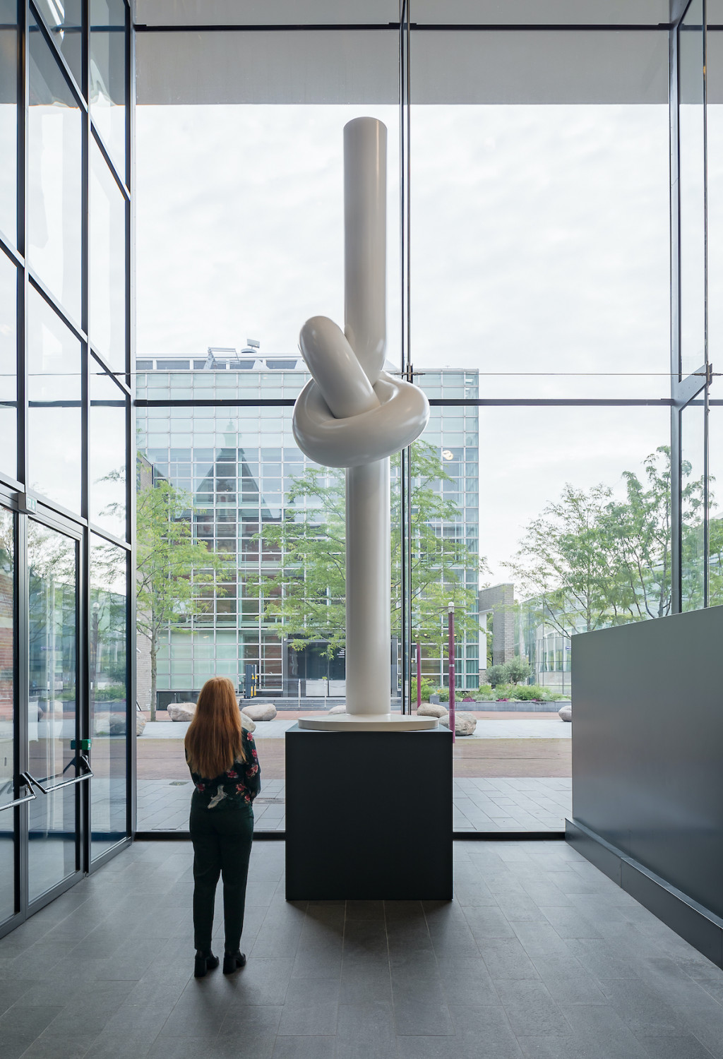 Shinkichi Tajiri, ‘Overhand Knot’. Onderdeel van een serie werken die ter gelegenheid van het 125-jarige bestaan van het Stedelijk Museum terugkeren op de plek waar ze eerder te zien zijn geweest. Foto: Peter Tijhuis.