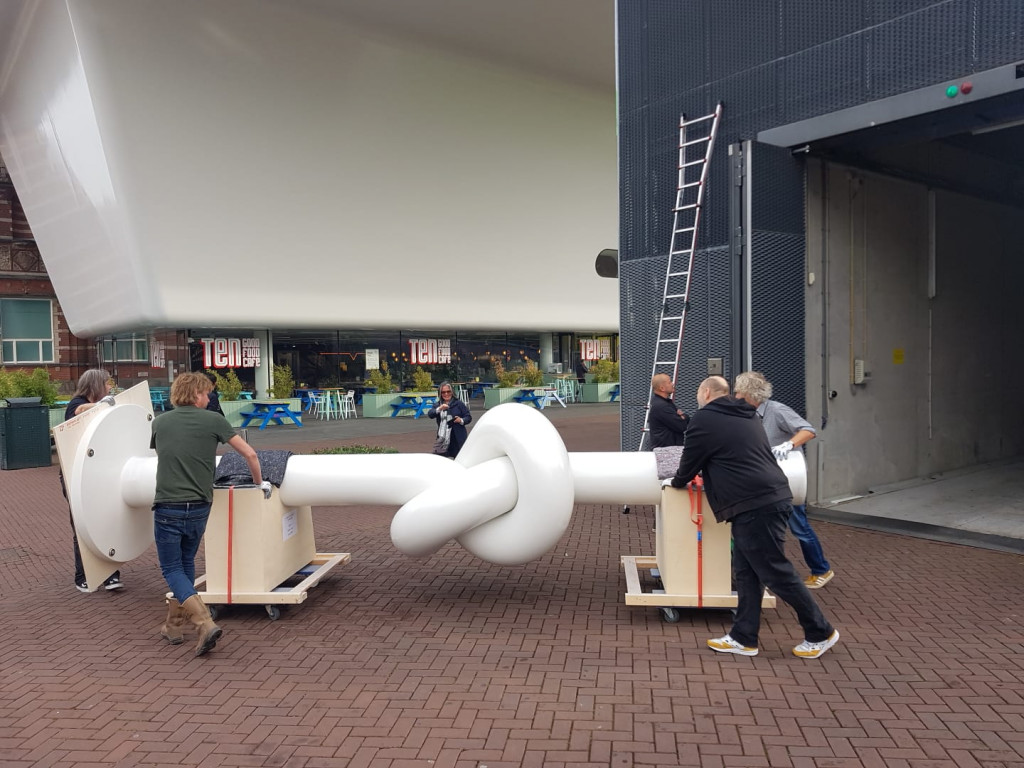 Transport van ‘Overhand Knot’ door Shinkichi Tajiri. Onderdeel van een serie werken die ter gelegenheid van het 125-jarige bestaan van het Stedelijk Museum terugkeren op de plek waar ze eerder te zien zijn geweest. Foto: Peter Tijhuis.
