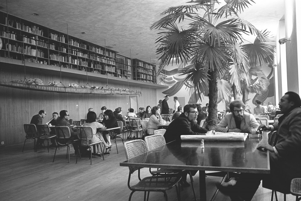 De prauw of kano (uramun), geleend van het Tropenmuseum, te zien helemaal links op deze foto, is tijdelijk terug als foto blow up in de IMC-zaal. 