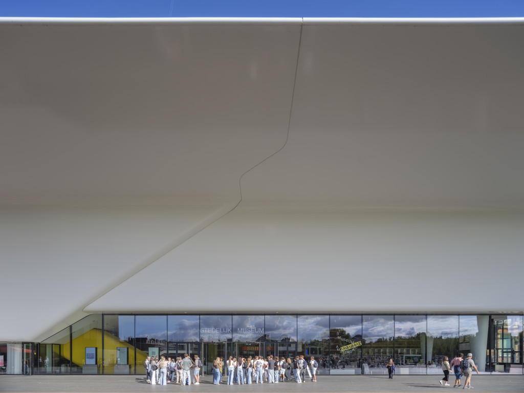 foto van voorkant gebouw Stedelijk Museum