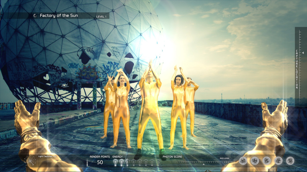  Hito Steyerl, Factory of the Sun, 2015, eenkanaals HD video omgeving, lichtgevend LED grid, strandstoelen, 23 min. 