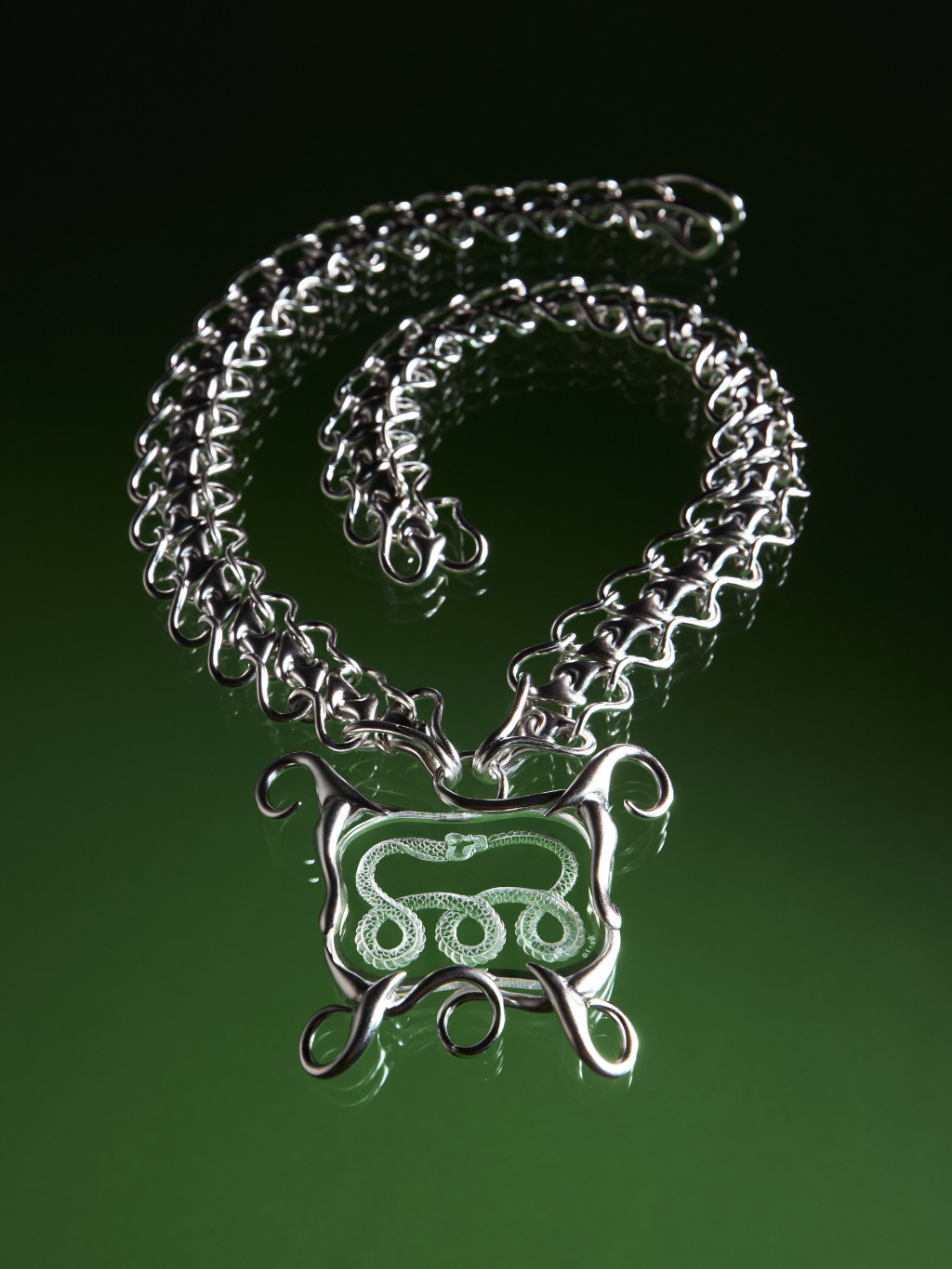 Afbeelding van sierraad met slang, door: Kittitorn Kasemkitwatana & Vachira Charoenrat