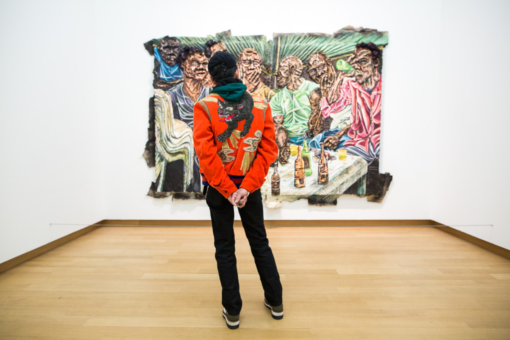 photo of blikopener in front of artwork by Raquel van Haver
